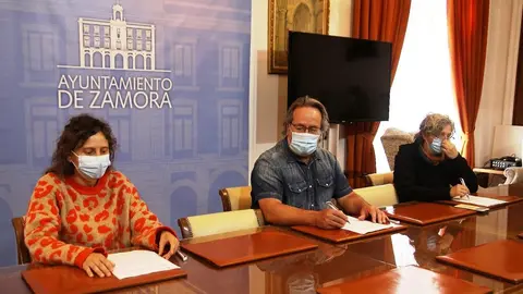 Momento durante la firma del nuevo convenio de gestión de las colonias felinas de la ciudad