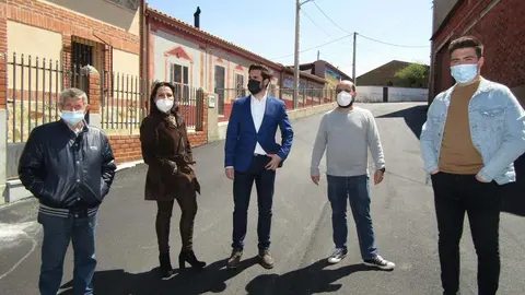 Dino González, Raquel Pascual, Antidio Fagúndez, Eduardo Folgado y Álvaro Rodríguez en la visita a la Calle La Vega de San Miguel de la Ribera