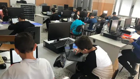 Alumnos en clase con sus ordenadores. Foto archivo