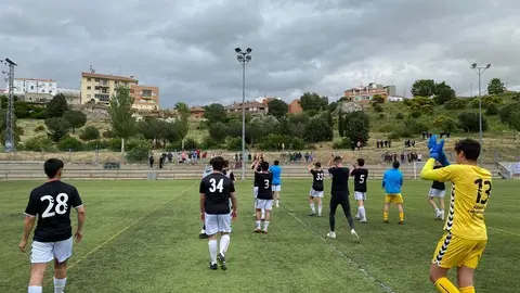 Jugadores del Racing Club Benavente aplauden a su público tras el triunfo