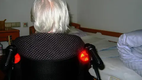 Foto de archivo de una anciana en una residencia