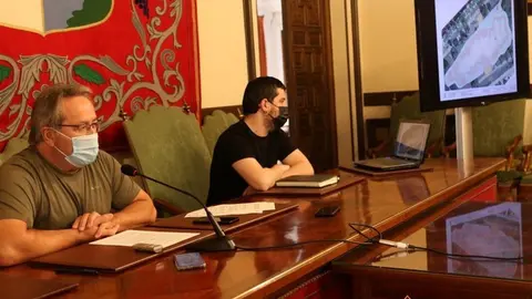 Foto de archivo del alcalde y el concejal de Hacienda, Diego Bernardo, en rueda de prensa