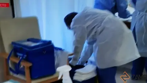 Un sanitario prepara las vacunas