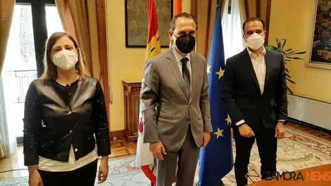 Ángel Blanco con la jefa de la Inspección Provincial de Telecomunicaciones y con el responsable de la empresa adjudicataria