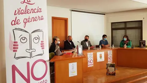 El subdelegado del Gobierno durante la clausura del acto de presentación del proyecto LA VIOLENCIA DE GÉNERO NO ES UN CUENTO