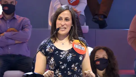 Esther durante su participación en "El precio justo"
