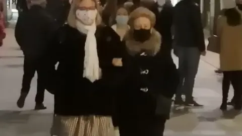 Gente paseando por Santa Clara