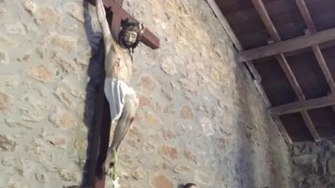 Interior de la Ermita de la Santa Cruz con el Cristo del Pino (Fermoselle)