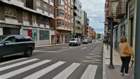 Una mujer pasea por la Avenida de Portugal