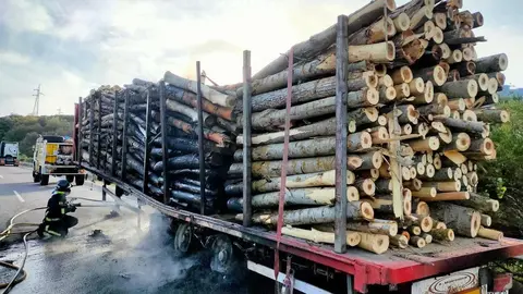 Incendio de un tráiler en la A-52