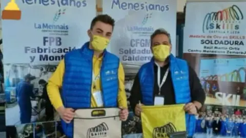 Lorys con su profesor Manuel Poyo tras ganar el oro