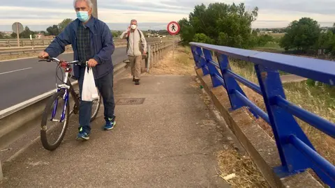 Paseantes por el Puente de Los Tres Árboles