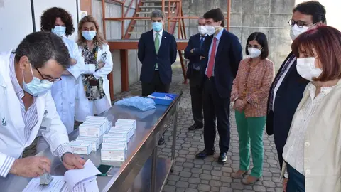 Carolina Darias supervisa la llegada de un lote de vacunas