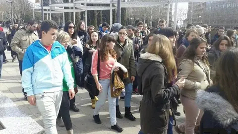 Adolescentes zamoranos en la Plaza de la Marina