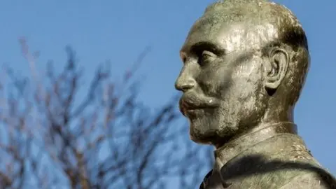 Busto del doctor Francisco de Castro en Benavente
