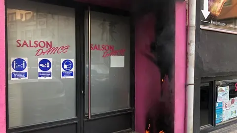 Resto de las llamas en la puerta de la escuela de baile. Foto Marcos Viccente