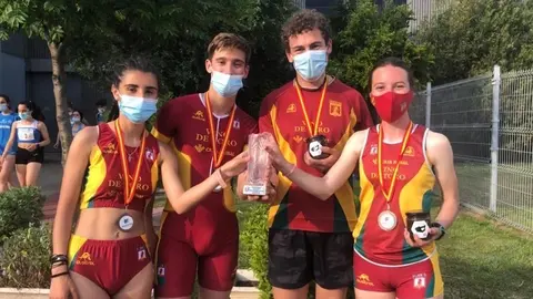 Atletas del Vino Toro Caja Rural con sus medallas