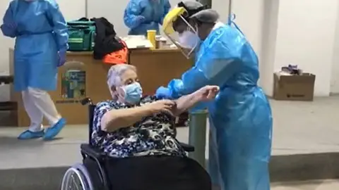 Anciana vacunada en Toro