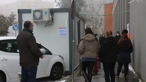 Imagen de archivo de ciudadanos haciendo cola para los test de antígenos