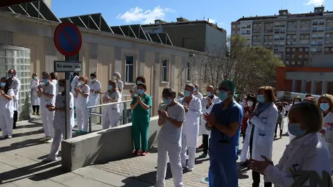 Sanitarios zamoranos concentrados en homenaje a su compañero, el doctor Estella