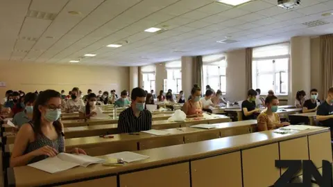 Imagen de archivo de alumnos realizando la EBAU