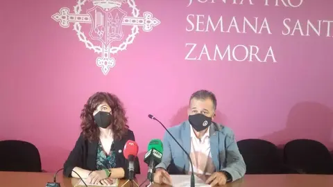 Emilio Ferrero, presidente de la Cofradía del Vía Crucis, y María  José Herrero, presidenta de la Esperanza