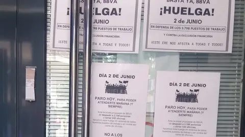 Cartel de huelga en la oficina del  BBVA en Víctor Gallego
