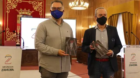 El vicepresidente segundo de a Diputación de Zamora y diputado de Educación, Cultura, Deporte, Turismo y Promoción del Territorio, Jesús María Prada Saavedra, y el artista Fernando Lozano Bordell