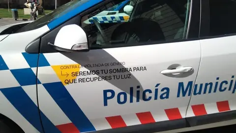 Coche de la Policía Municipal con lema de la campaña contra la violencia de género