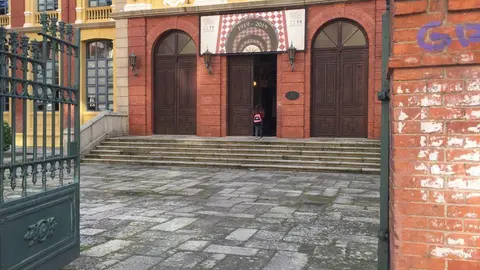 Entrada de un alumno al Instituto Claudio Moyano