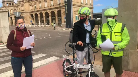 Lectura del manifiesto y peticiones del Grupo de Trabajo por la Bicicleta, 
Acción Ciclista, Ecologistas En Acción y BiciZamora