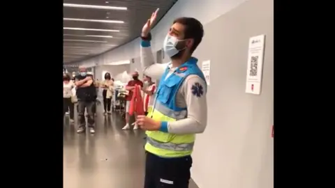 Enfermero del SUMMA durante la vacunación en el Wanda