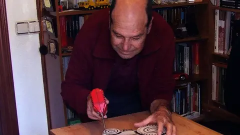 El escrito Ramón Manuel Carnero durante el proceso de elaboración del pirograbado