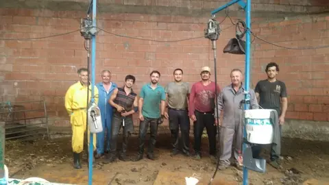 Laureano Andrés con los esquiladores uruguayos