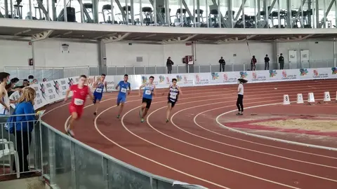 Atletas compiten en un campeonato