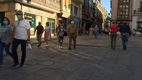 Gente paseando por Zamora