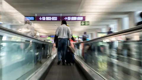Pasajeros en un aeropuerto