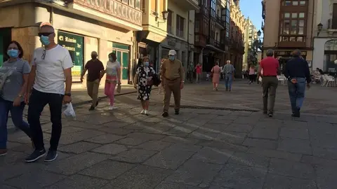 Los zamoranos disfrutan del buen tiempo en la calle