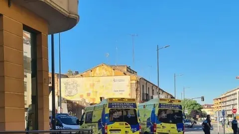 Imagen de archivo de gentes de la Policía y dos ambulancias