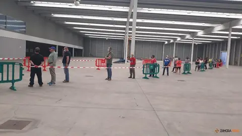 Los zamoranos nacidos en 1979, 1971 y 1954 aguardan en la fila del IFEZA para recibir su vacuna