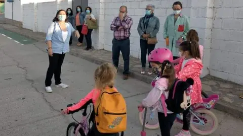 Alumnos de Fermoselle acudiendo al colegio en bici