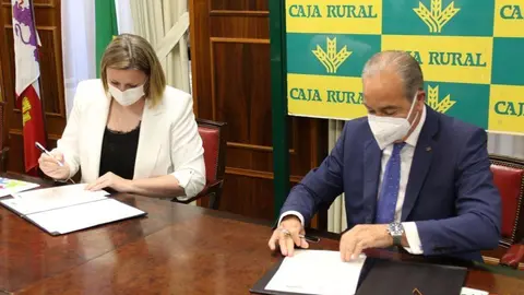 La consejera de Familia e Igualdad de Oportunidades, Isabel Blanco, y el director general de Caja Rural de Zamora, Cipriano García, firmando el protocolo de colaboración