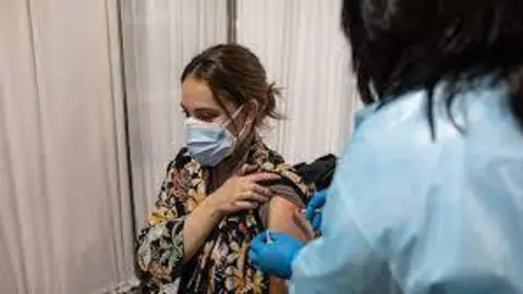 Vacunación de una profesora en el Ramos Carrión