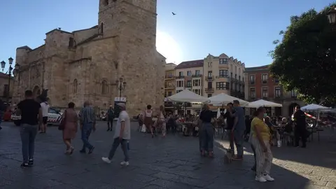 Zamoranos por la Plaza Mayor con la iglesia de San Juan al fondo
