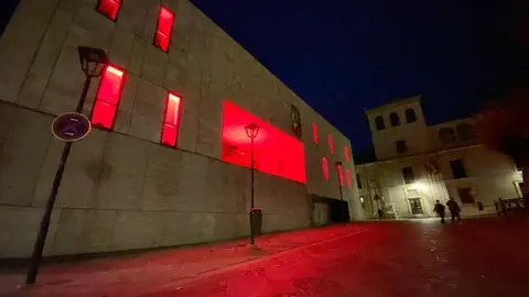 diputación iluminación en rojo