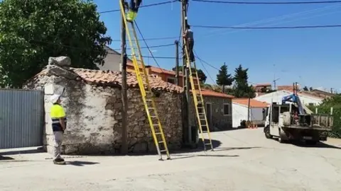 Operarios instalan la fibra óptica en Almeida