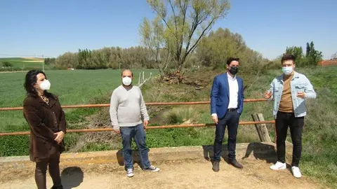 Eduardo Folgado, con Antidio Fagúndez, la Alcaldesa de San Miguel de la Ribera, Raquel Pascual, y el Alcalde de Argujillo Álvaro Rodríguez en una reciente visita a la comarca de La Guareña