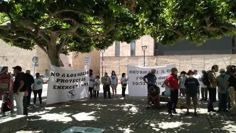 Concentración contra las energías renovables en la Plaza de Virato