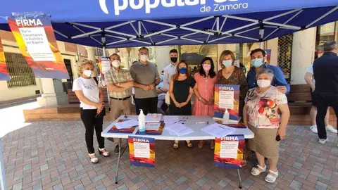Mesa del PP instalada en la Plaza de Santa María de Benavente