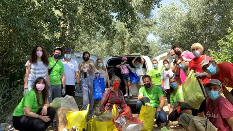 Recogida de Basuraleza en Pontejos por la Asociación Cultural Santiago Apóstol de Pontejos y la Asociación Juvenil El Duende
